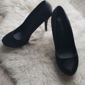 Michael Antonio black platform pumps